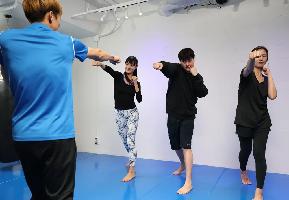コーチの指導で小人数レッスンを受ける会員