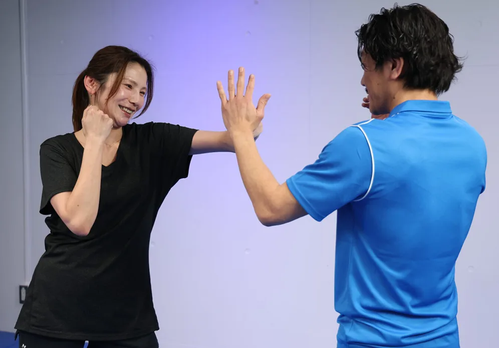 マンツーマンで指導を受ける女性会員